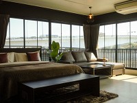 Panoramic Riverview Room with jacuzzi