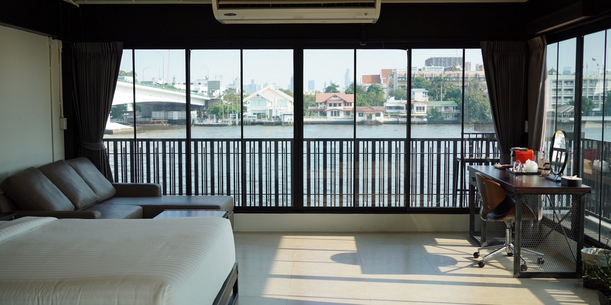 Panoramic Riverview Room